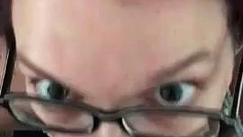 Amadora ruiva madura chupando e engolindo