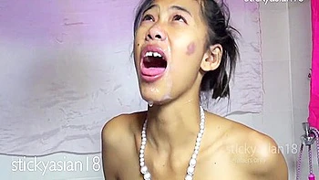 Petites asiatiques minces éclaboussées de sperme au visage