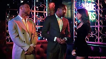 Loira e morena peitudas em grupo louco de sexo