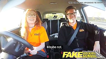 Gata ruiva nerd fodida e gozada dentro no carro