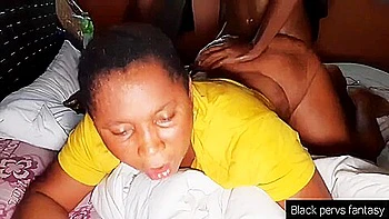 Milf negra com bunda preta grande leva uma foda hardcore