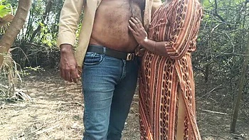 Estudante indiana fodida de quatro ao ar livre pelo professor