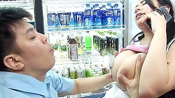 MILF japonaise à grosses nichons se fait cocufier en amateur avec creampie