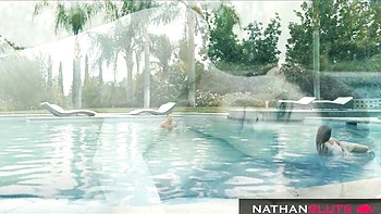 Heather follada duro por Johnny musculoso en la piscina