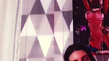 Latina de peitos grandes cavalgando à tarde no fim de semana