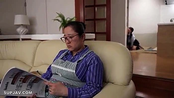 Fumika Nakayama präsentiert ihre großen Titten