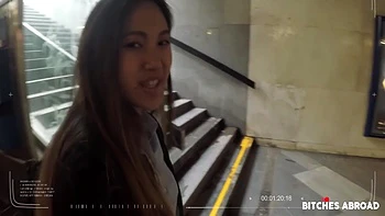 Asiatische Teen-Touristin nimmt riesigen Schwanz im POV