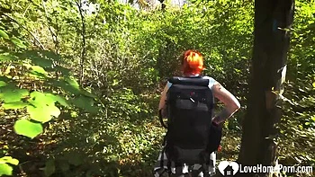 Heiße Rothaarige wird heftig im Zelt draußen gefickt