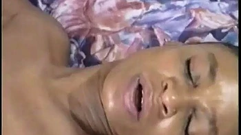 Négresse suce et chevauche au dildo en cowgirl hardcore