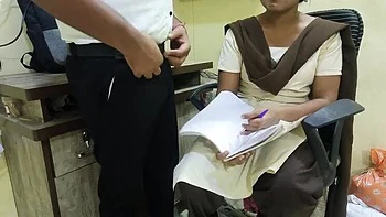 Desi-Dorfteen mit großen Titten wird vom alten Mann anal gefickt