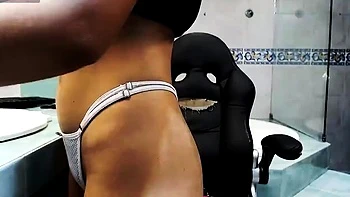 Любительница-блондинка подросток мастурбирует анально