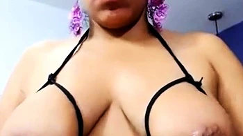 Masajeando sus grandes tetas lactantes en webcam