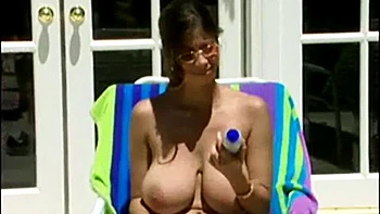 Большая грудь телка дрочит на улице