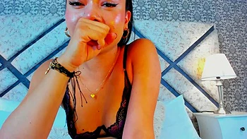 Amateur Latina AmberRosee schluckt Schwanz hemmungslos