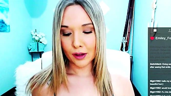 Loira adolescente Tiffany Fox tira a roupa e se masturba