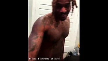 Latina negra de bunda grande chupando e se masturbando