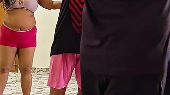 Entrenador de boxeo folla madrastra y hijastra en trío