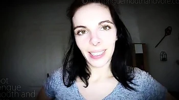 Schwitzige Brünette solo mit Fuß, Zunge, Mund und Vore