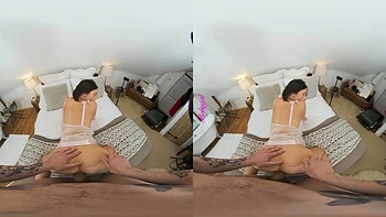 Eve com peitos grandes, boquete e masturbação hardcore