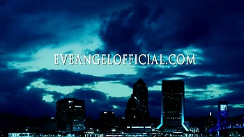 Lésbicas morenas húngaras brincam com dildos duplos