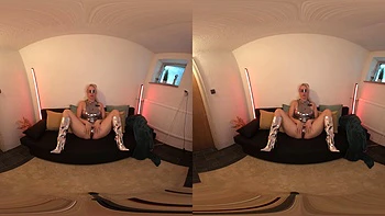 Blonde cosplayée baisée en VR dans l’espace avec talons hauts
