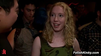 Iona Grace et Mr. Pete attachés et bâillonnés dans une orgie BDSM sauvage