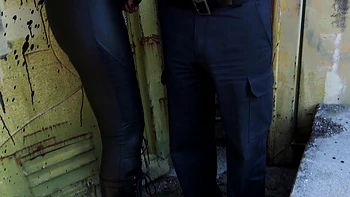 Brunette femdom britânica domina com masturbação de pé CFNM