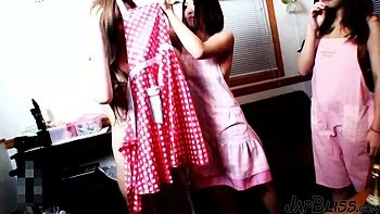 Милашка из Китая трахается в азиатском любительском видео