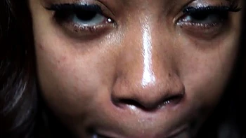 Подруга-порнозвезда сосёт большой чёрный член без резинки