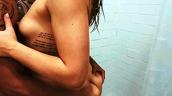 Teen en ducha follada perrito con eyaculación cerca