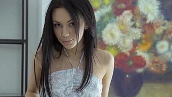 Vikki la brune sexy se déshabille et se masturbe