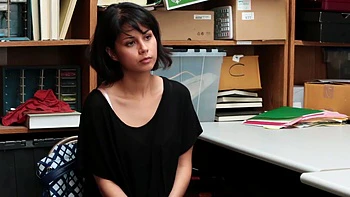 Penelope Reed es follada duro en la oficina con sus tetas naturales 34B