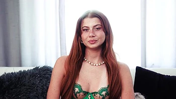 Le minou serré de Stella Luxx baisé par la grosse bite de Jay Romero