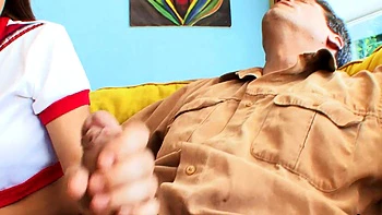 Cheerleader Talia Palmer faz um oral hardcore