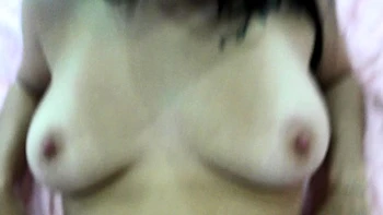 Milf morena magra chupa e fode pau grande