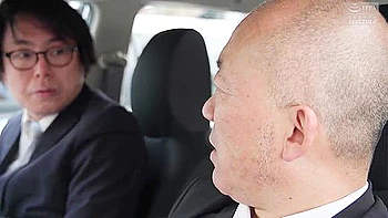 Жена подчиненного из Азии получает кончание внутрь