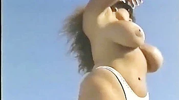 Britisches Vintage-Babe mit großen Titten in Electric Blue 39 BDSM