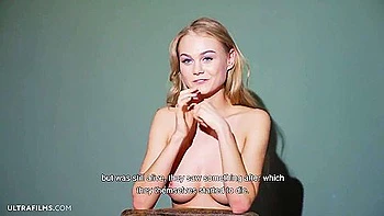 Nancy Ace juguetona se desnuda y muestra sus tetas y culo enormes