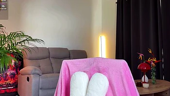 Adolescente ruiva de peitos pequenos se masturbando de lingerie