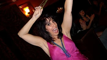 Morena puta follada interracial en club nocturno