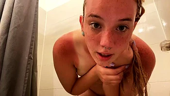 Lilly Babi Doll lésbicas no chuveiro