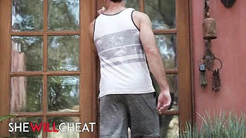 Brooklyn Gray chupando pau e levando por trás