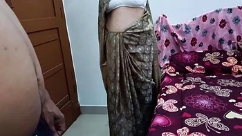 Ишу дрочит перед тем, как Шри кончит