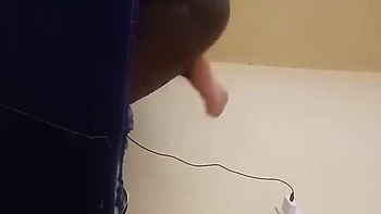 Жёстко трахает старую мачеху с телефона