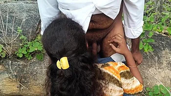 Belle belle-sœur indienne à grosses nichons baisée dehors