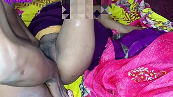 Desi Hausfrau wird zum ersten Mal anal gefickt