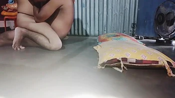 Esposa india tetona folla con su marido en casa