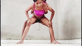 Деси-бхабхи трахнули в деревенском доме