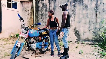 Vera africana magra encara grande pau preto ao ar livre