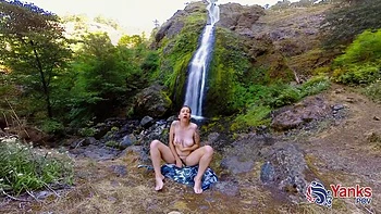 Heiße Brünette Teen fummelt mit Toys ihre Muschi draußen